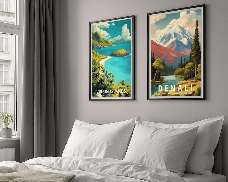 K&ouml;nnte beinhalten: Zwei gerahmte Reiseplakate, eines mit "VIRGIN ISLANDS" und das andere mit "DENALI NATIONAL PARK ALASKA EST. 1917". Die in Schwarz gerahmten Poster zeigen malerische Landschaften in leuchtenden Farben, die &uuml;ber einem Bett mit wei&szlig;er Bettw&auml;sche h&auml;ngen.