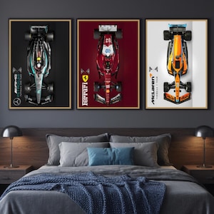 Può includere: Tre stampe incorniciate di auto di Formula 1. La prima presenta un'auto nera e argento con il marchio "PETRONAS" e "AMG" su sfondo nero. La seconda mostra un'auto Ferrari rossa. La terza mostra un'auto McLaren arancione e nera.