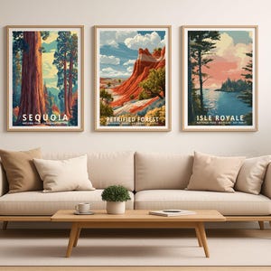 K&ouml;nnte beinhalten: Drei gerahmte Kunstdrucke mit Landschaften von Nationalparks. Die Drucke zeigen den Sequoia-Nationalpark, den Petrified Forest und Isle Royale. Jeder Druck hat einen Holzrahmen und enth&auml;lt den Namen und den Standort des Parks.