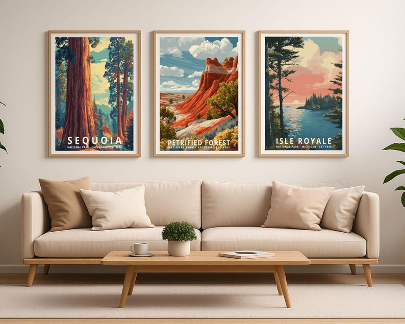 K&ouml;nnte beinhalten: Drei gerahmte Kunstdrucke mit Landschaften von Nationalparks. Die Drucke zeigen den Sequoia-Nationalpark, den Petrified Forest und Isle Royale. Jeder Druck hat einen Holzrahmen und enth&auml;lt den Namen und den Standort des Parks.