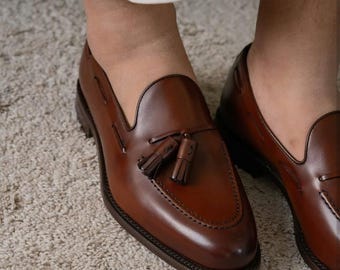 Mocasines de hombre de piel marrón oscuro con borlas – Zapatos sin cordones de piel de becerro cosidos a mano