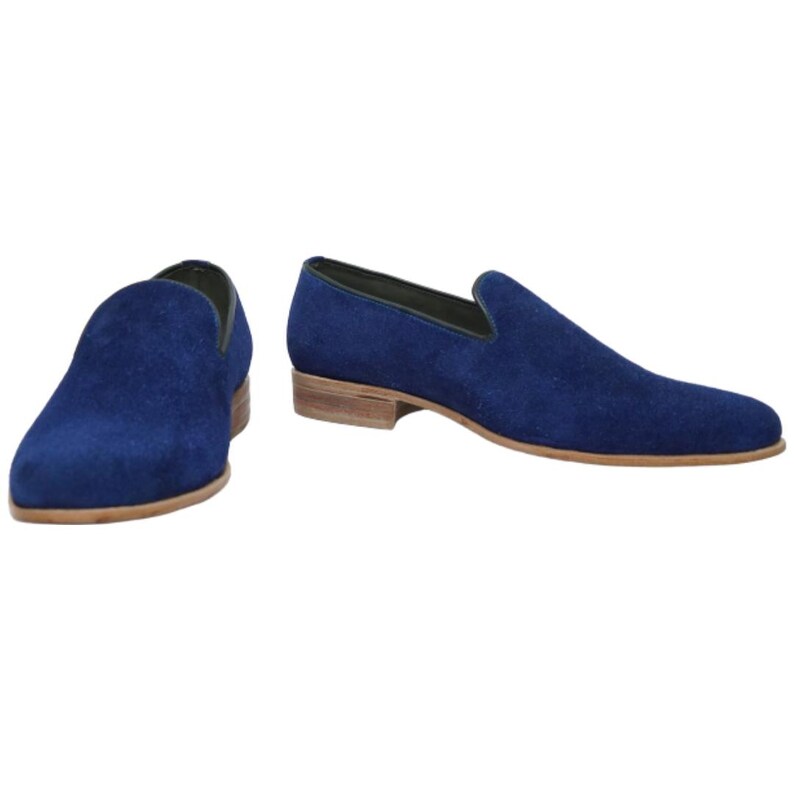 Puede incluir: Un par de mocasines de ante azul con suela de cuero marr&oacute;n.