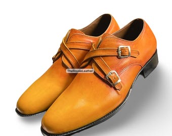 Zapatos Monk de cuero marrón claro con pátina amarilla, hechos a mano, con doble tira cruzada.