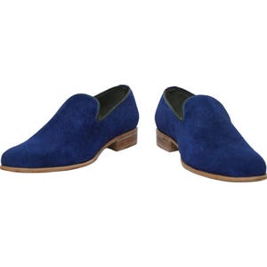 Puede incluir: Un par de mocasines de ante azul con suela de cuero marr&oacute;n.