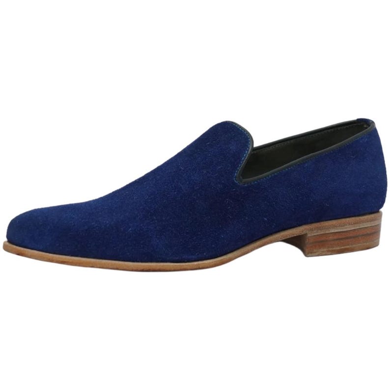 Puede incluir: Un par de mocasines de ante azul con suela de cuero marr&oacute;n.