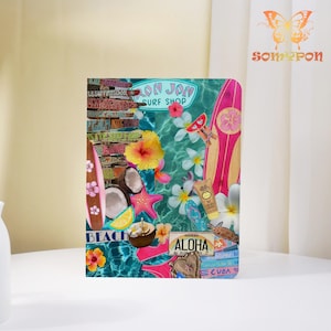 Może przedstawiać: Dekoracyjny notatnik z kolażem o tematyce plażowej. Projekt zawiera deski surfingowe, kwiaty, kokosy oraz napisy "Aloha" i "Ron Jon Surf Shop". Tło przedstawia wzór turkusowej wody.