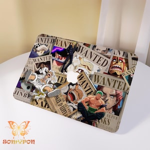 Peut inclure: Skin pour ordinateur portable avec un collage d'affiches "Wanted" avec des personnages d'anime. Le design comprend divers personnages, du texte et un logo Apple blanc. La palette de couleurs est principalement beige, marron et nuances de rouge et de bleu.