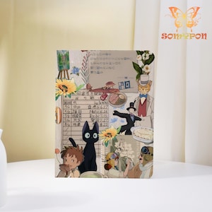 Peut inclure: Un carnet décoratif avec un collage d'illustrations et de texte japonais. Le design comprend un chat noir, un garçon, des tournesols et divers personnages de dessins animés. Le carnet a un fond crème et un logo papillon dans le coin supérieur droit.