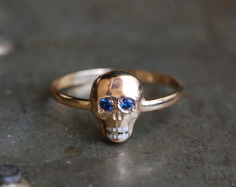 Antique 1810s Georgian memento mori skull ring with sapphire eyes and enamel teeth
