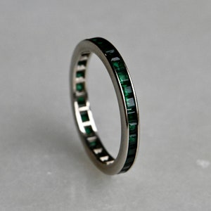 Vintage 8 1/4 US mid-century 14K white gold emerald eternity band