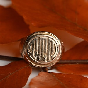 Antique 1920s Art Deco foliate engraved 10K monogrammed signet ring image 1