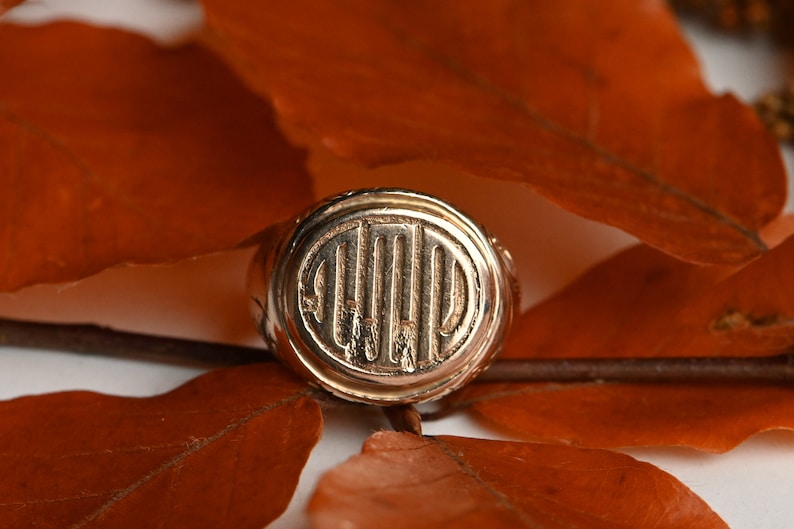 Antique 1920s Art Deco foliate engraved 10K monogrammed signet ring image 1