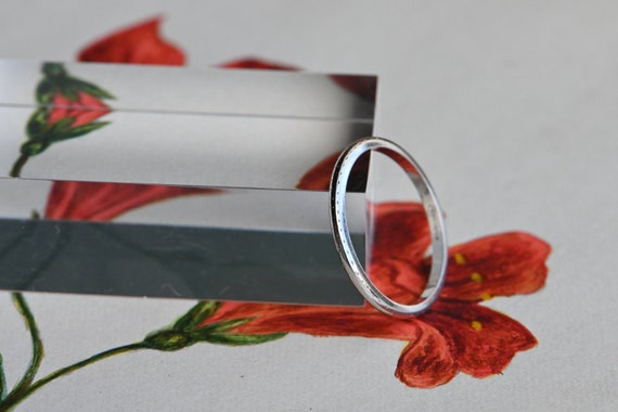 Antique 1930s Art Deco slim platinum wedding band