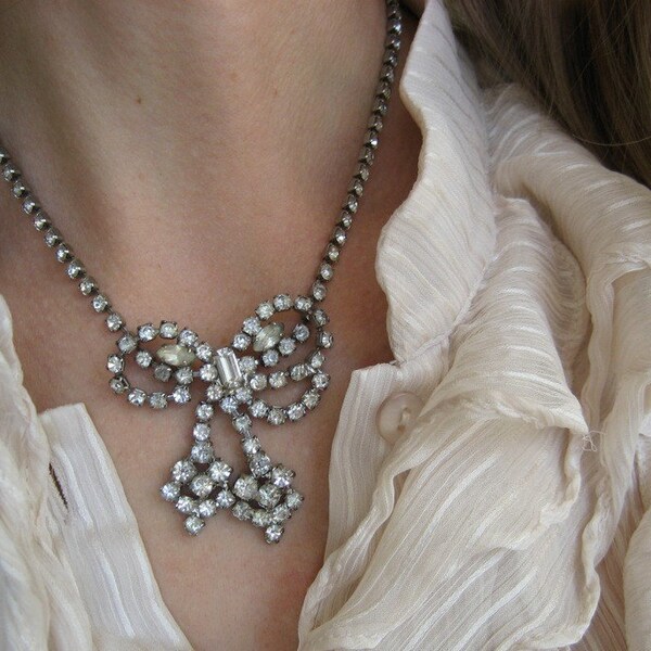 vintate TIERED BOW 1960s necklace