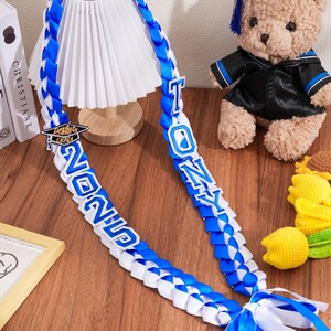 Collier de remise des diplômes avec nom personnalisé, Collier de remise des diplômes 2025 personnalisé, Guirlande de satin fabriquée à la main avec casquette de diplômé, Lei en ruban, Cadeau pour les diplômés, Remise des diplômes
