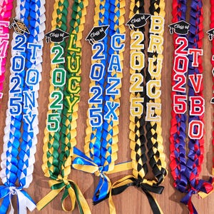 Handgefertigte Satingirlande mit graduierten Kappe, Band Lei, Geschenk für graduierte, personalisierte Namen Abschluss Lei, benutzerdefinierte Abschluss Lei 2025, Abschluss