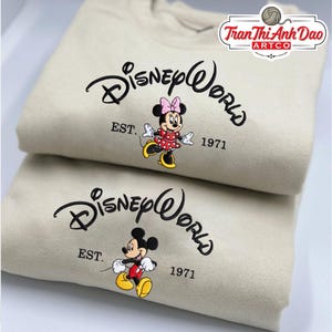 Puede incluir: Una taza de cer&aacute;mica blanca con un asa negra y el texto "But First, Coffee" en negro y negrita. La taza est&aacute; sobre una superficie de madera. La taza mide aproximadamente 10 cm de alto.