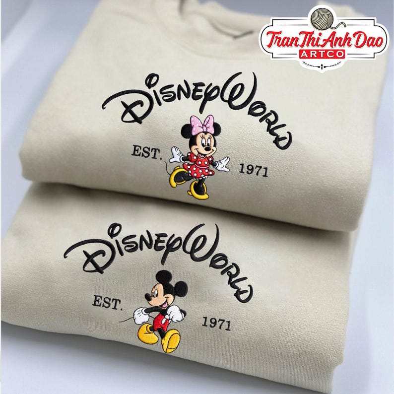 Puede incluir: Una taza de cer&aacute;mica blanca con un asa negra y el texto "But First, Coffee" en negro y negrita. La taza est&aacute; sobre una superficie de madera. La taza mide aproximadamente 10 cm de alto.