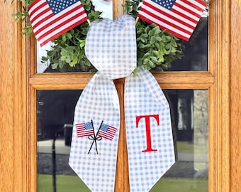 Banda bordada con corona patriótica, lazo de corona a cuadros para el 4 de julio, lazo para puerta con monograma de la bandera estadounidense
