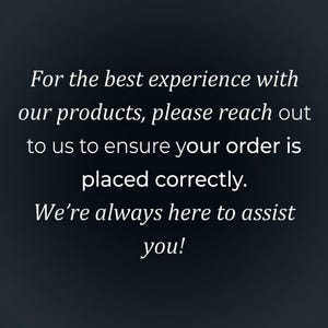 Puede incluir: Un letrero de madera r&uacute;stica con el texto "Welcome to our home" en letras blancas. El letrero presenta un acabado envejecido y un dise&ntilde;o sencillo y acogedor, perfecto para un porche o entrada.