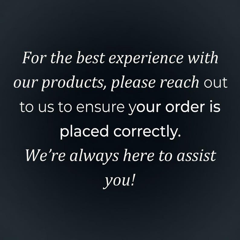 Puede incluir: Un letrero de madera r&uacute;stica con el texto "Welcome to our home" en letras blancas. El letrero presenta un acabado envejecido y un dise&ntilde;o sencillo y acogedor, perfecto para un porche o entrada.