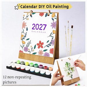 Könnte beinhalten: Ein 2027 DIY-Ölgemälde-Kalender-Set mit Holzständer, nummerierten Farbtöpfen und drei Pinseln. Das Kalenderblatt zeigt ein florales Design mit dem Text 2027 CALENDAR. Enthält 12 nicht wiederholende Bilder zum Ausmalen.