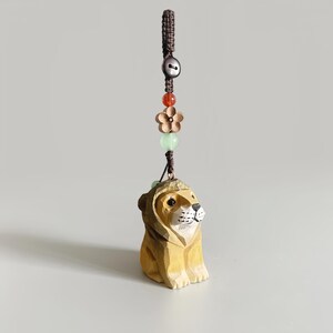 Main unique - Porte-clés lion en bois sculpté : un charmant accessoire quotidien. Parfait pour le cartable/les clés. Excellent cadeau pour toutes les occasions.