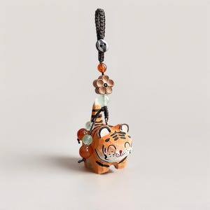 Porte-clés tigre en bois sculpté, pendentif ornement sculpté en bois fait main, pendentif sac de voiture, breloque exquis, perles de prière, porte-bonheur