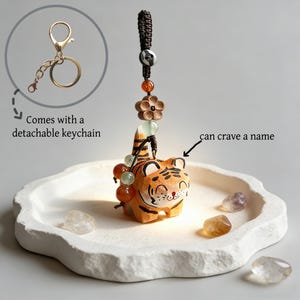 Porte-clés tigre en bois fait main, breloques pour sacs tissés à la main, pendentif animal à sculpture en bois, breloque rétroviseur, cadeau pour enfant/famille