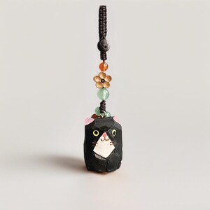 Porte-clés chat en bois sculpté fait main, beau pendentif original de cartable de voiture en bois massif créatif, cadeau d'anniversaire d'un ami