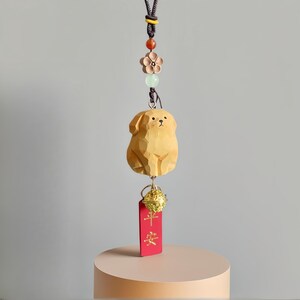 Pendentif voiture chien en bois sculpté fait main, porte-clés, joli pendentif original original de cartable de voiture en bois massif, cadeau d'anniversaire d'un ami