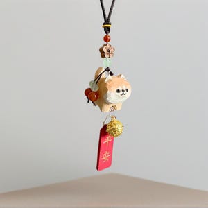 Pendentif voiture chien en bois sculpté fait main, porte-clés, joli pendentif original original de cartable de voiture en bois massif, cadeau d'anniversaire d'un ami