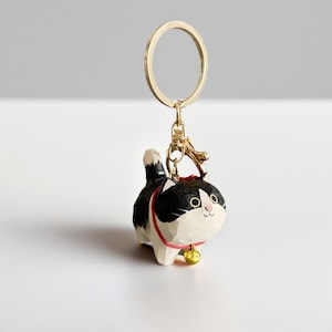 手作りの手彫りのかわいい木製猫 - 猫のキーチェーンオーナメント - 鍵やバッグに最適なカスタム木製置物