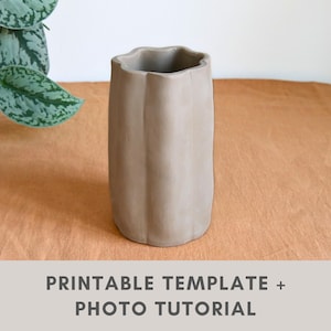 Pode incluir: Um vaso de cerâmica bege e texturizado com uma borda superior ondulada única. O vaso tem ranhuras verticais ao longo de suas laterais. O texto na parte inferior diz "PRINTABLE TEMPLATE + PHOTO TUTORIAL".
