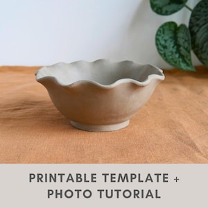 Puede incluir: Un cuenco de cerámica gris claro con un borde festoneado. El cuenco está sobre una superficie de tela marrón. El texto "Printable Template + Photo Tutorial" está en la parte inferior de la imagen.