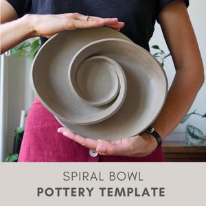 K&ouml;nnte beinhalten: Handgefertigte, hellgraue Spiral-Schale aus Keramik. Die Schale hat ein einzigartiges, wirbelndes Design und wird von einer Person gehalten. Der Text "SPIRAL BOWL POTTERY TEMPLATE" befindet sich am unteren Bildrand.