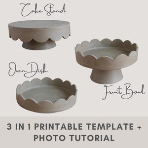 Può includere: Tre piatti da portata beige: un alzatina per torte, una pirofila e una fruttiera. Ognuno ha un bordo smerlato. Il testo recita "Cake Stand", "Oven Dish" e "Fruit Bowl". Il testo in basso dice "3 IN 1 PRINTABLE TEMPLATE + PHOTO TUTORIAL".