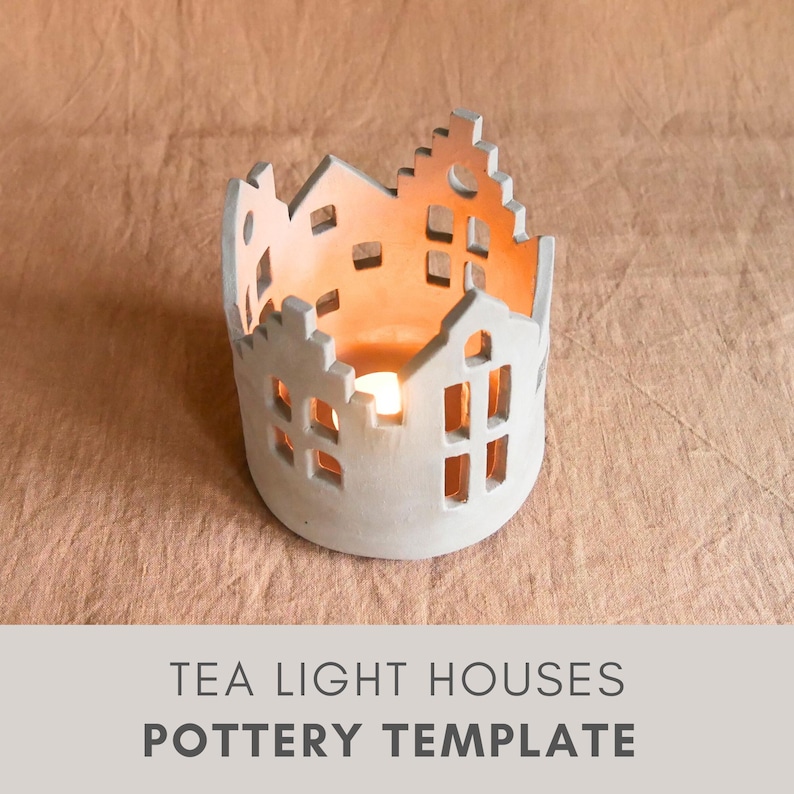 Pu&ograve; includere: Un portacandele in ceramica bianca a forma di case. Il supporto presenta finestre ritagliate e un design del tetto. Una candela accesa all'interno emette un bagliore caldo. Il testo in basso recita "TEA LIGHT HOUSES POTTERY TEMPLATE."