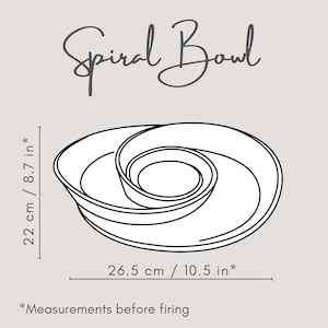 K&ouml;nnte beinhalten: Ein wei&szlig;es Spiral-Sch&uuml;ssel-Design mit dem Text "Spiral Bowl". Die Sch&uuml;ssel misst 22 cm hoch und 26,5 cm breit. Ma&szlig;e vor dem Brennen.