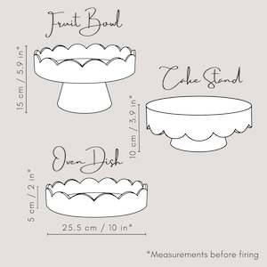 Op de afbeelding: Lijntekening van drie keramische keukenartikelen: een fruitschaal (15 cm hoog), een taartstandaard (10 cm hoog) en een ovenschaal (25,5 cm breed, 5 cm hoog). Tekst bevat "Fruit Bowl", "Cake Stand" en "Oven Dish".