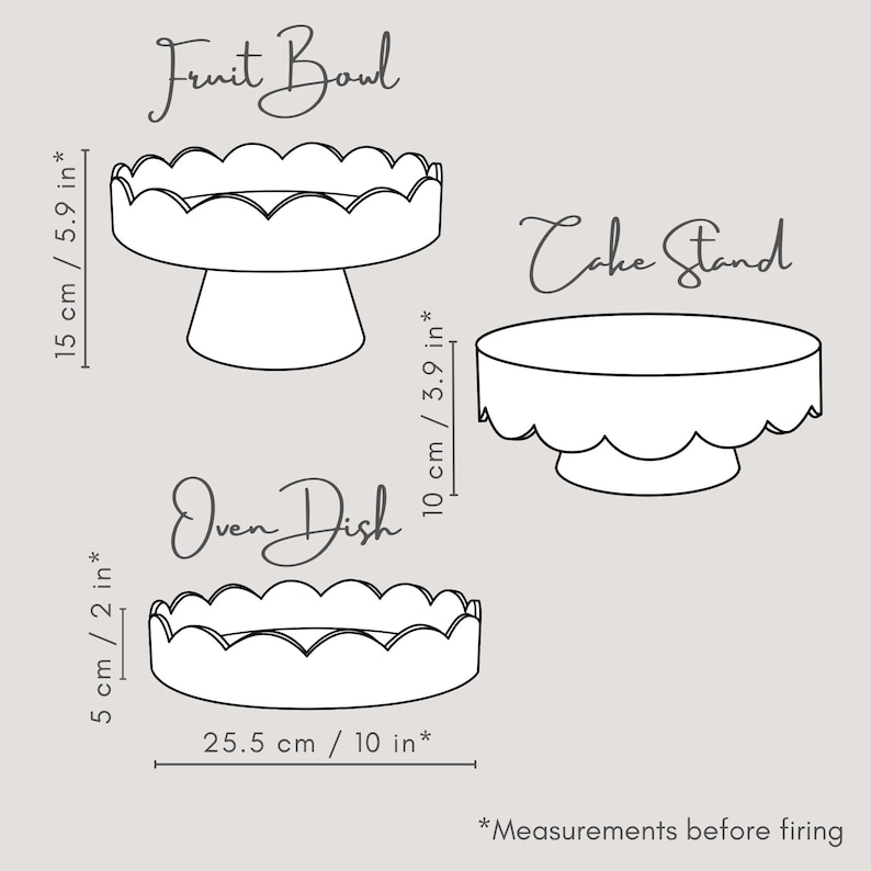 Op de afbeelding: Lijntekening van drie keramische keukenartikelen: een fruitschaal (15 cm hoog), een taartstandaard (10 cm hoog) en een ovenschaal (25,5 cm breed, 5 cm hoog). Tekst bevat "Fruit Bowl", "Cake Stand" en "Oven Dish".