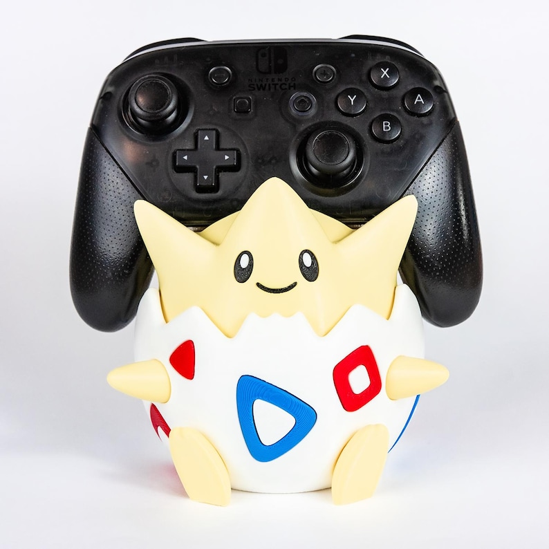 Soporte para mando de Togepi – Soporte Pokémon completamente ensamblado – Soporte para mando de PS5, Xbox y Switch – Bonita decoración para escritorio de videojuegos – Regalo para gamers imagen 5