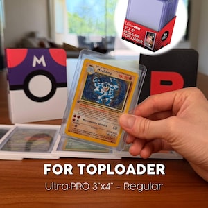 Puede incluir: Una carta Pok&eacute;mon Machamp en un toploader transparente Ultra-PRO. El toploader mide 7,6 cm x 10,2 cm y est&aacute; etiquetado como "Regular". Una caja de toploaders Ultra-PRO es visible en el fondo. El texto en la imagen dice "FOR TOPLOADER".