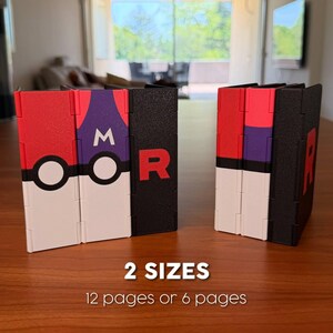 Puede incluir: Dos cajas de almacenamiento negras, rojas, blancas y moradas con la letra "R" y una "M" estilizada. El texto "2 SIZES" y "12 p&aacute;ginas o 6 p&aacute;ginas" est&aacute; impreso en la parte inferior de la imagen. Las cajas est&aacute;n sobre una superficie de madera.
