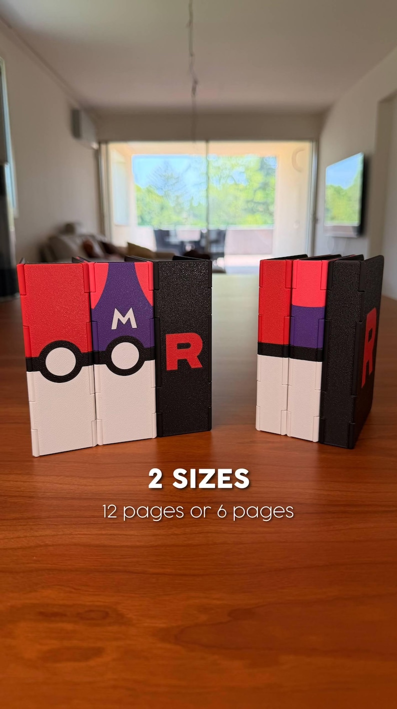 Puede incluir: Dos cajas de almacenamiento negras, rojas, blancas y moradas con la letra "R" y una "M" estilizada. El texto "2 SIZES" y "12 p&aacute;ginas o 6 p&aacute;ginas" est&aacute; impreso en la parte inferior de la imagen. Las cajas est&aacute;n sobre una superficie de madera.