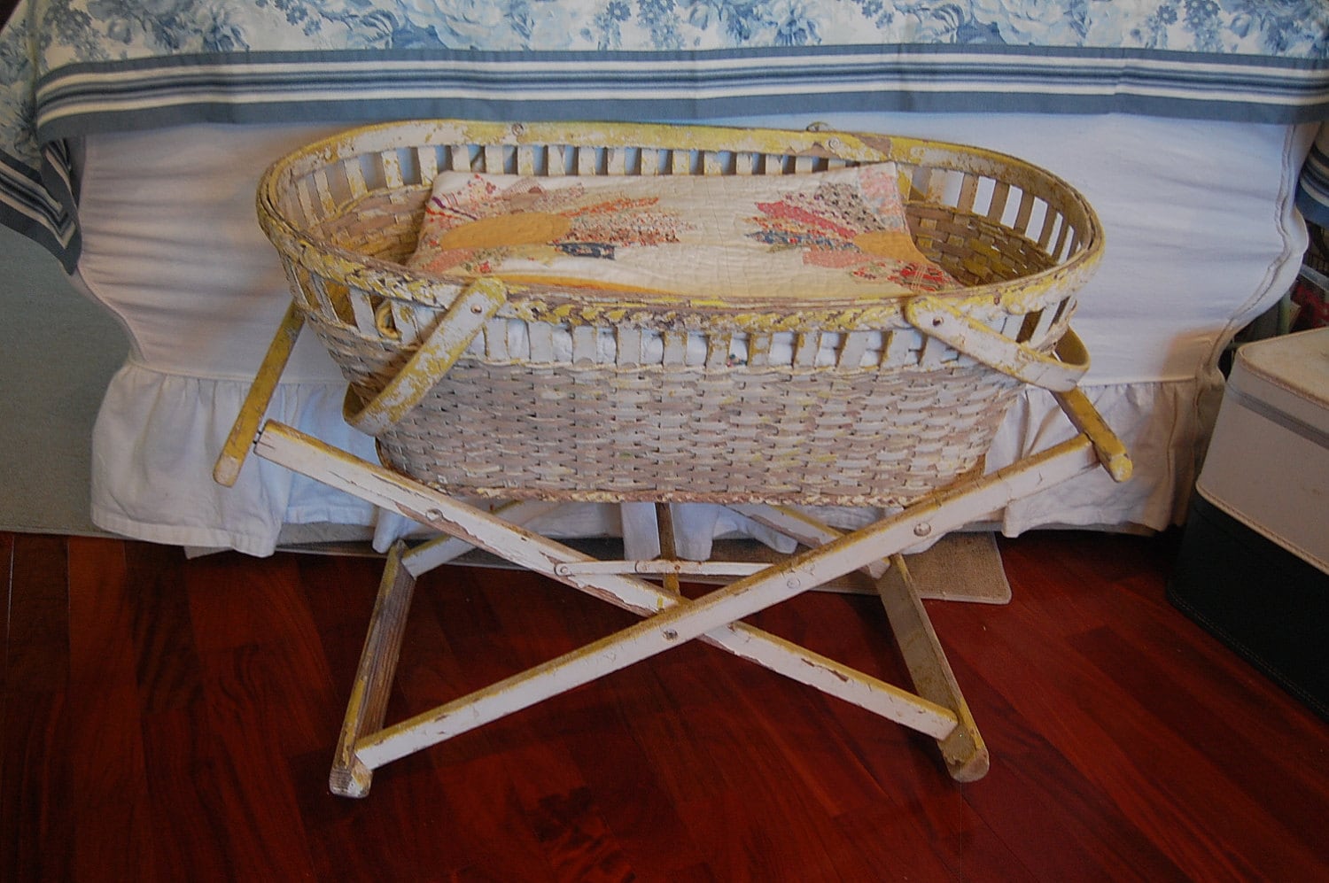 Wicker baby top bassinet with stand