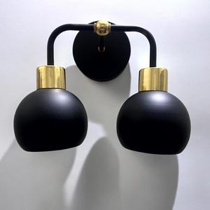 Applique da parete moderna con finitura in ottone spazzolato - Lampade da parete industriali Orbs Vanity - Doppio globo da soffitto