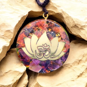 Collana con ciondolo Lotus Om – Amuleto di energia spirituale, gioielli di guarigione dei chakra, ciondolo in resina fatto a mano