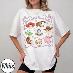 Camiseta retro de personajes de Toy Story, camiseta gráfica de Woody y Buzz con sus amigos, viaje a Disneyland. imagen 4