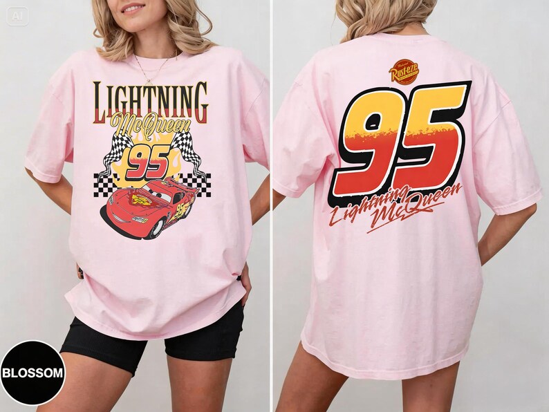 以下が含まれることがあります： ライトピンクのTシャツ。ライトニング・マックィーンと数字の95のグラフィックが特徴です。前面のデザインには「Lightning McQueen」の文字とチェッカーフラッグが含まれています。シャツの背面には大きな「95」と「Lightning McQueen」の文字が表示されています。